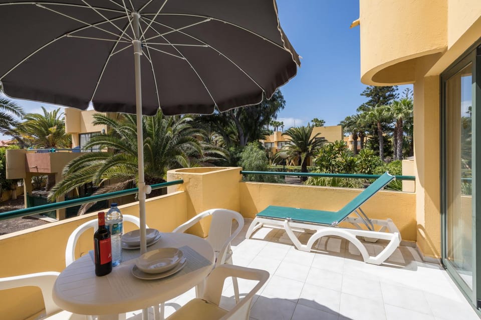 View (from property/room), Balcony/Terrace, sunbed