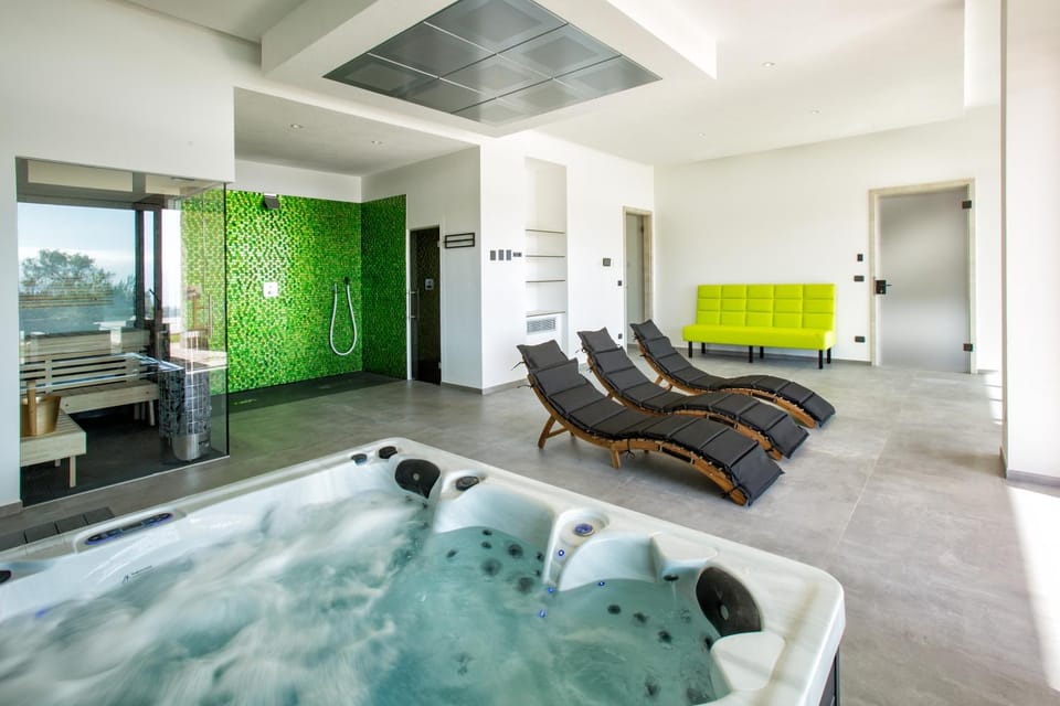 Hot Tub, Sauna, Steam room, Spa and wellness centre/facilities