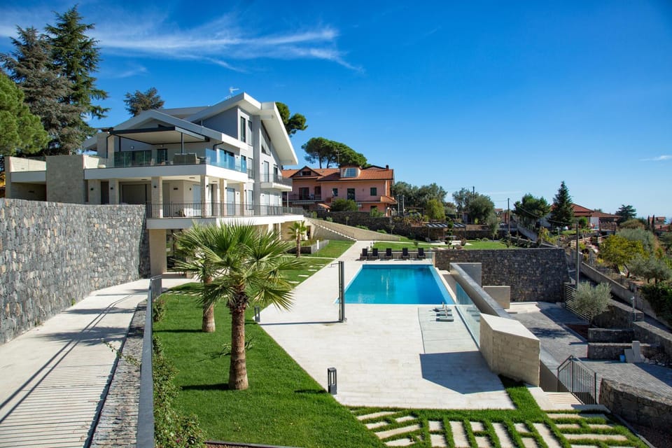 Property building, Garden, Balcony/Terrace, Garden view, Pool view, Swimming pool, Swimming pool, sunbed