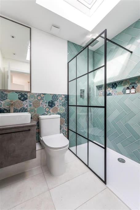 Shower, Toilet, Bathroom, locker, locker, towels, towels