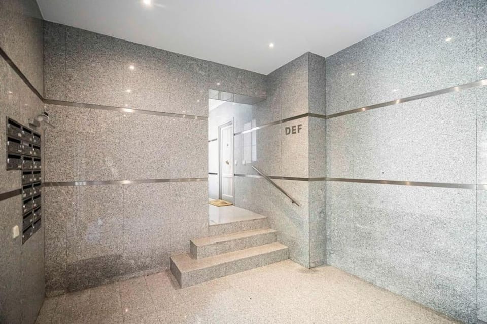 Acogedor estudio en Arturo Soria MD-Anderson E2 Apartment in Madrid