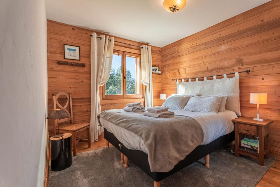 Bedroom, towels