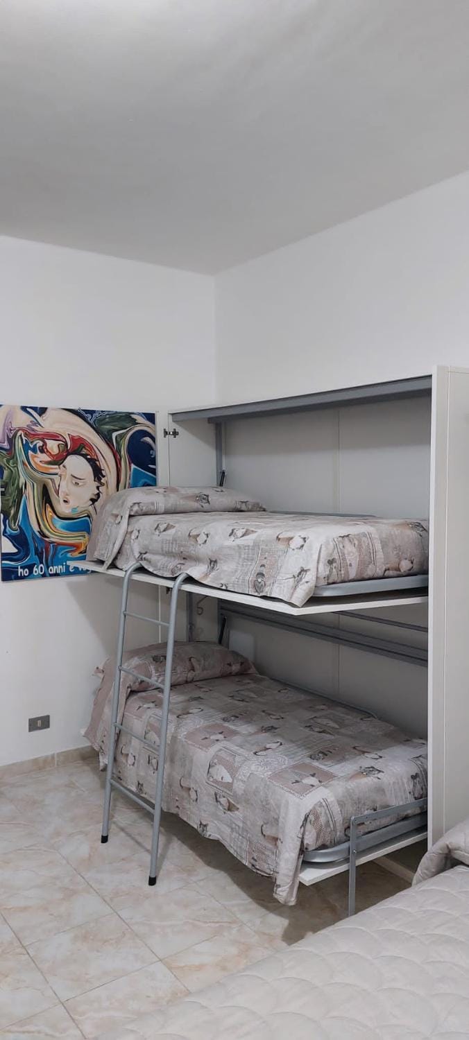 Ampio monolocale con terrazzo - a 2 passi dal mare Apartment in Liguria