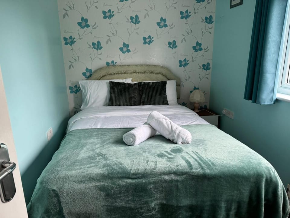 Photo of the whole room, towels