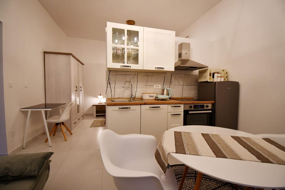 Kitchen or kitchenette, Living room, Seating area, Dining area, minibar, pet friendly, stove