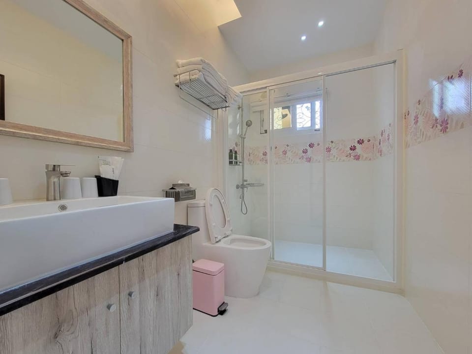 Shower, Toilet, Bathroom, towels
