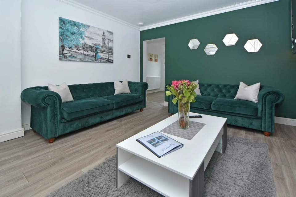 Polaris House - sleeps 6, driveway, garden House in Crewe
