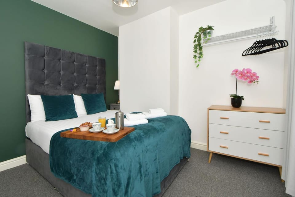 Polaris House - sleeps 6, driveway, garden House in Crewe