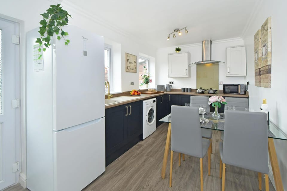 Polaris House - sleeps 6, driveway, garden House in Crewe