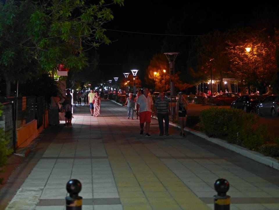 People, Neighbourhood, Street view, Supermarket/grocery shop, Shopping Area