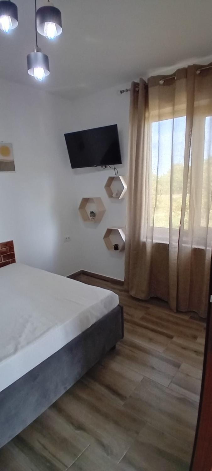 Bed, TV and multimedia, Photo of the whole room, Bedroom