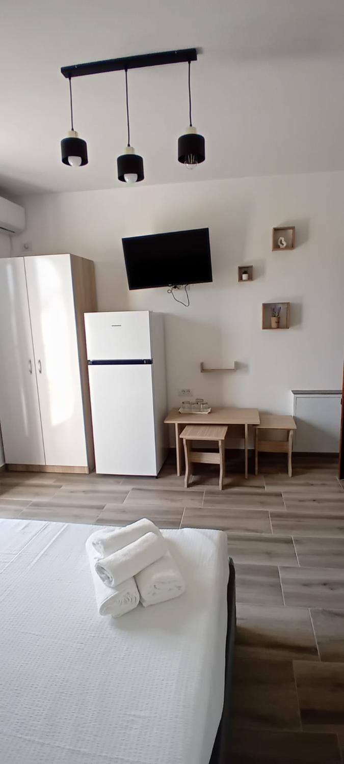 Bed, TV and multimedia, Photo of the whole room, Dining area, Bedroom