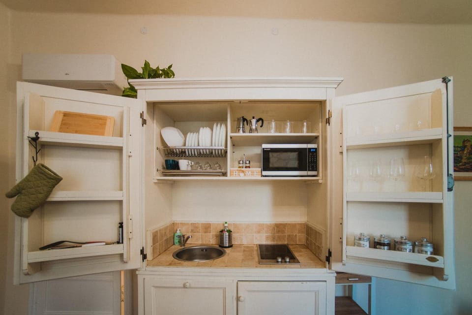 Kitchen or kitchenette, minibar