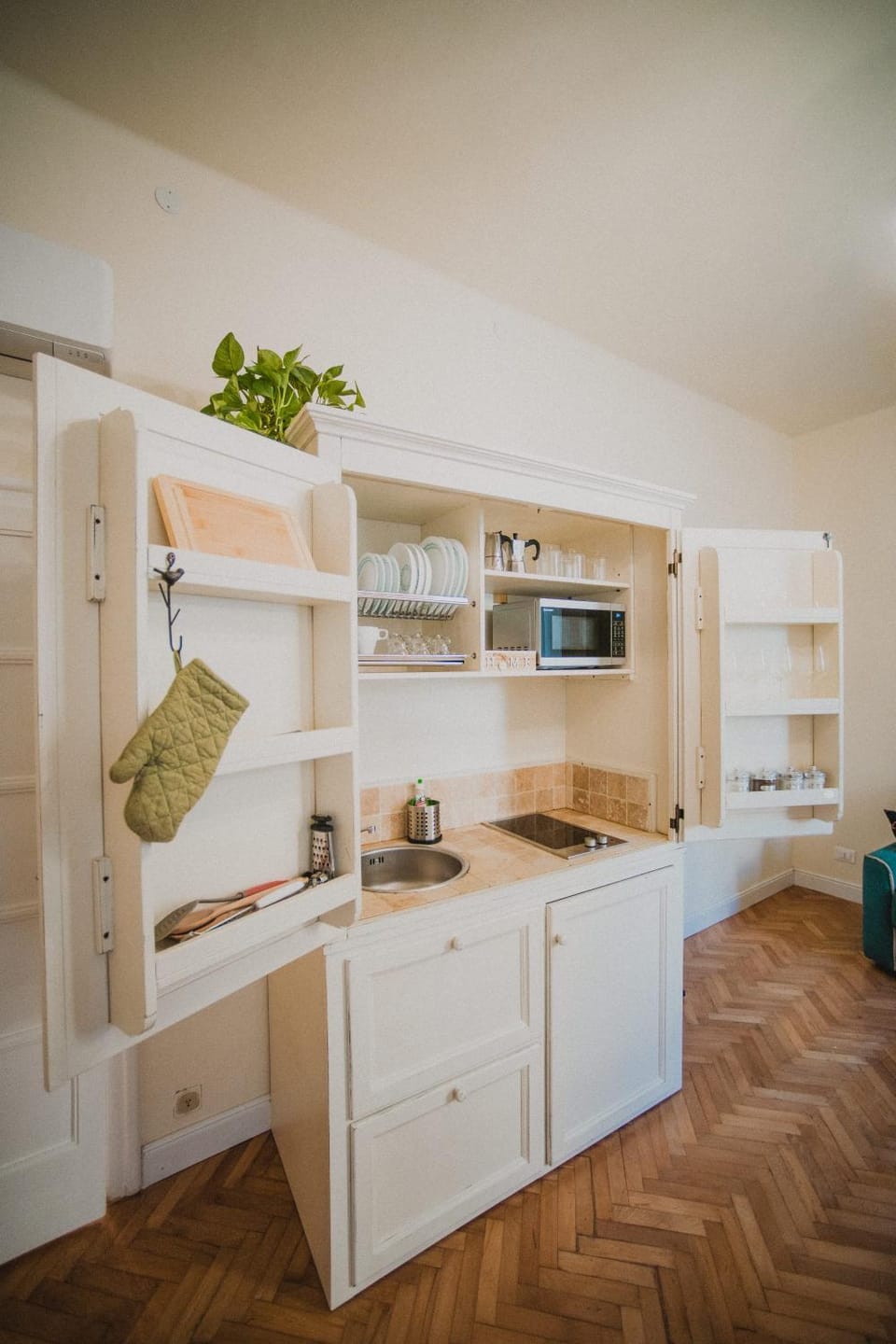 Coffee/tea facilities, Kitchen or kitchenette, stove