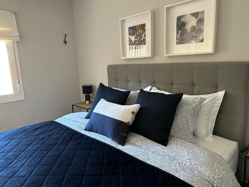 Bed, Bedroom, air conditioner