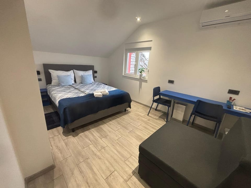 Bed, TV and multimedia, Bedroom, towels, air conditioner