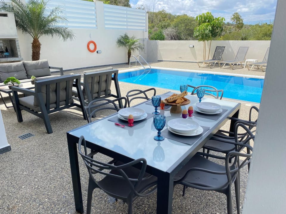 Shower, Patio, Day, Living room, Dining area, Mountain view, Mountain view, Pool view, Pool view, Swimming pool, Swimming pool, Inner courtyard view, sunbed