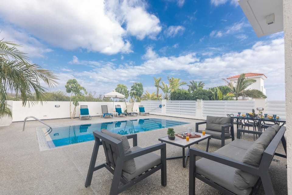 Pool view, Swimming pool, sunbed