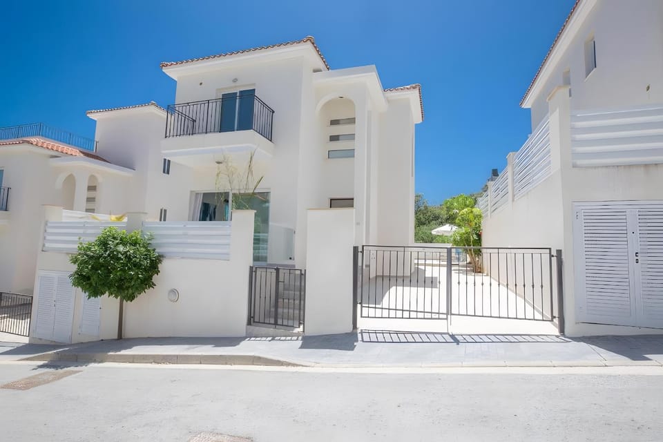 Property building, Day, Neighbourhood, Landmark view, Street view