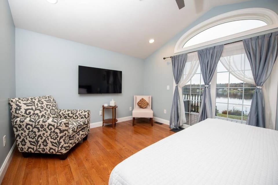 TV and multimedia, Photo of the whole room, Seating area, Bedroom