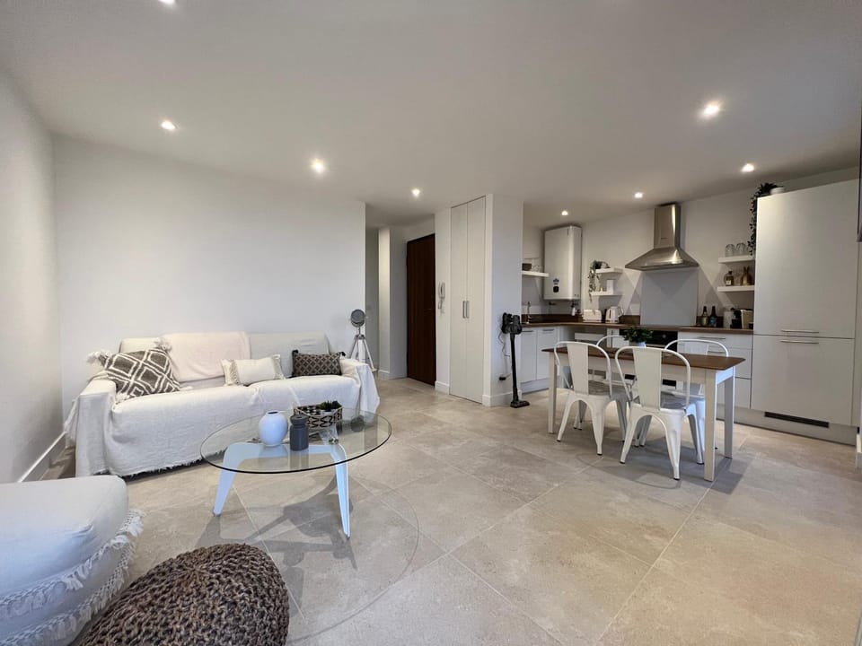 Living room, Seating area, Dining area, stove