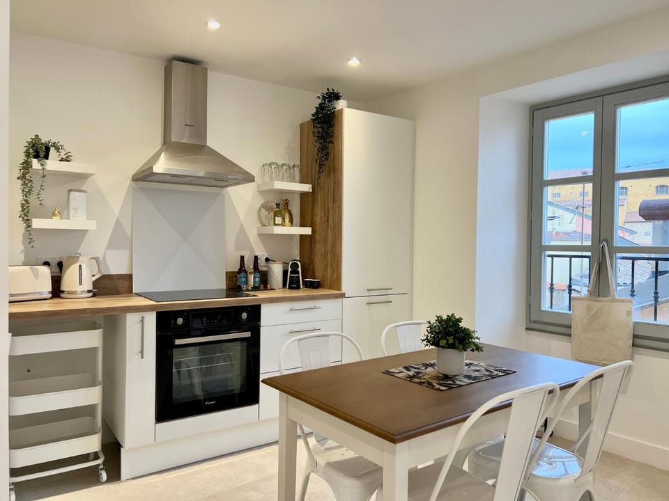 Kitchen or kitchenette, Dining area, dishwasher, oven, stove, toaster