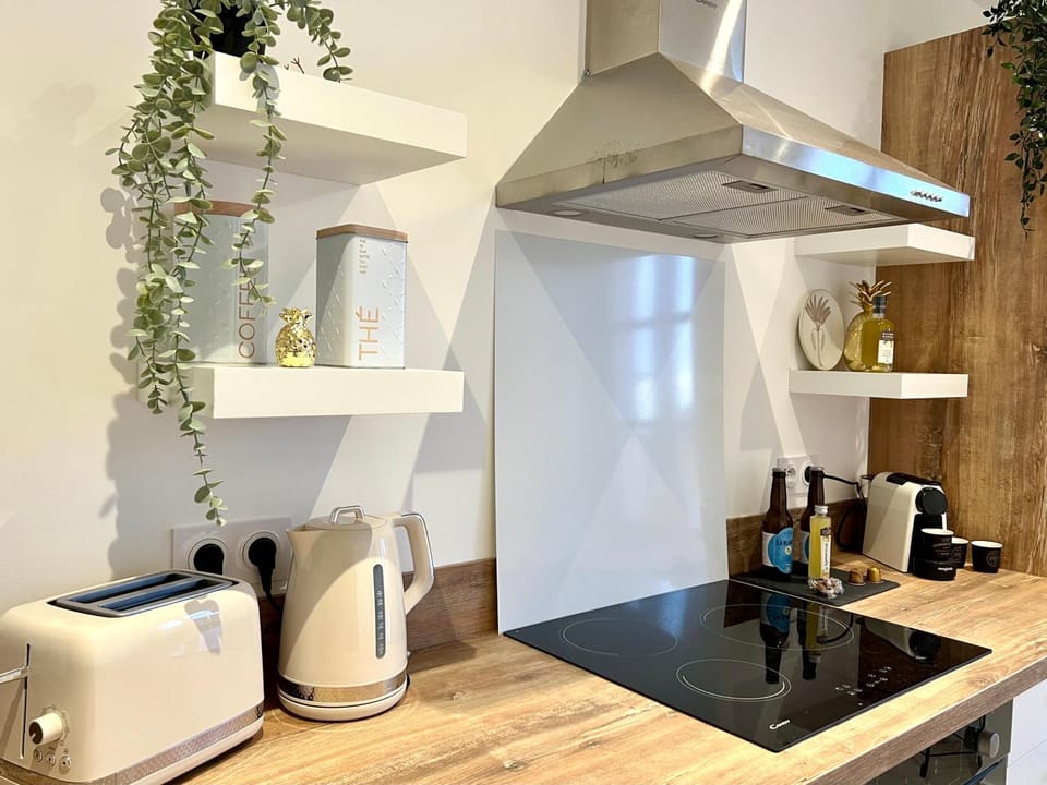 Coffee/tea facilities, Kitchen or kitchenette, stove, toaster