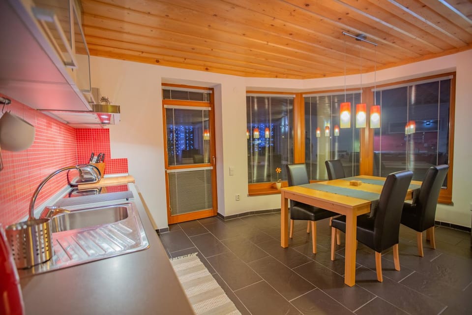 Kitchen or kitchenette, Dining area