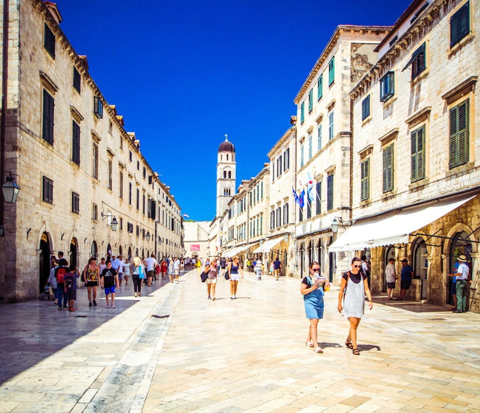 Nearby landmark, Day, People, Neighbourhood, City view, Street view, Location, group of guests