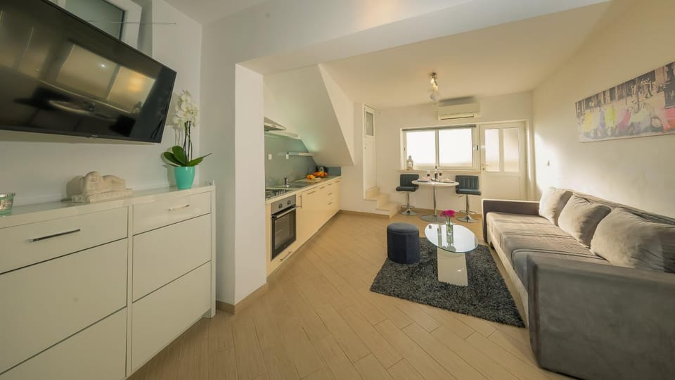 TV and multimedia, Kitchen or kitchenette, Living room, Seating area, Dining area