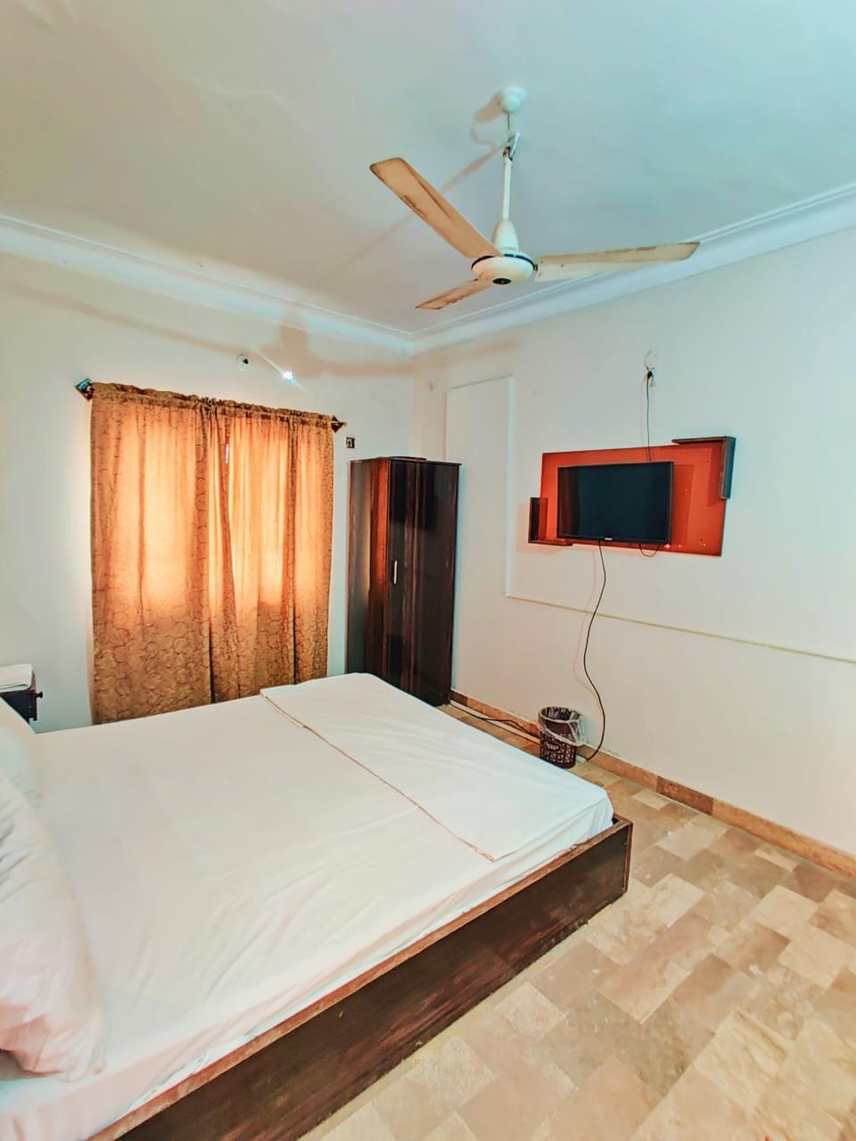 Bed, TV and multimedia, Photo of the whole room, Bedroom