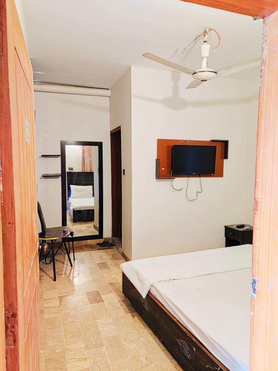 Bed, TV and multimedia, Photo of the whole room, Bedroom