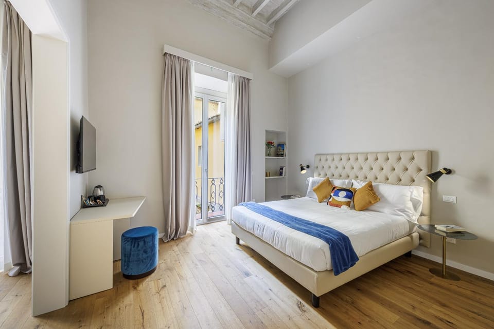 Bed, TV and multimedia, Photo of the whole room, Bedroom