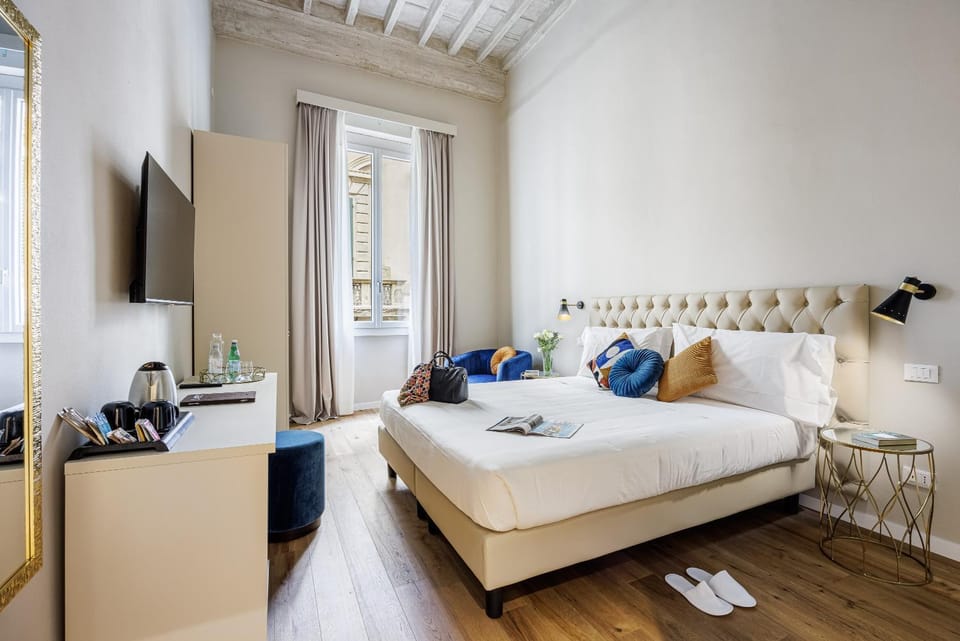 Bed, TV and multimedia, Seating area, Bedroom
