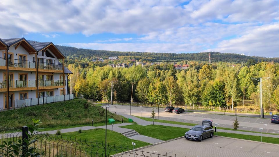 Spring, Day, Neighbourhood, Natural landscape, Mountain view, Street view, Location, Parking