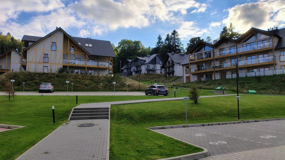 Property building, Spring, Neighbourhood, Natural landscape, Location, Parking