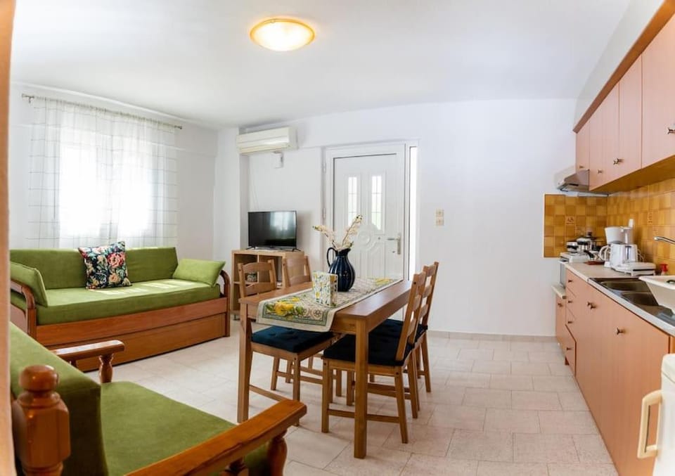 Kitchen or kitchenette, Living room, Seating area