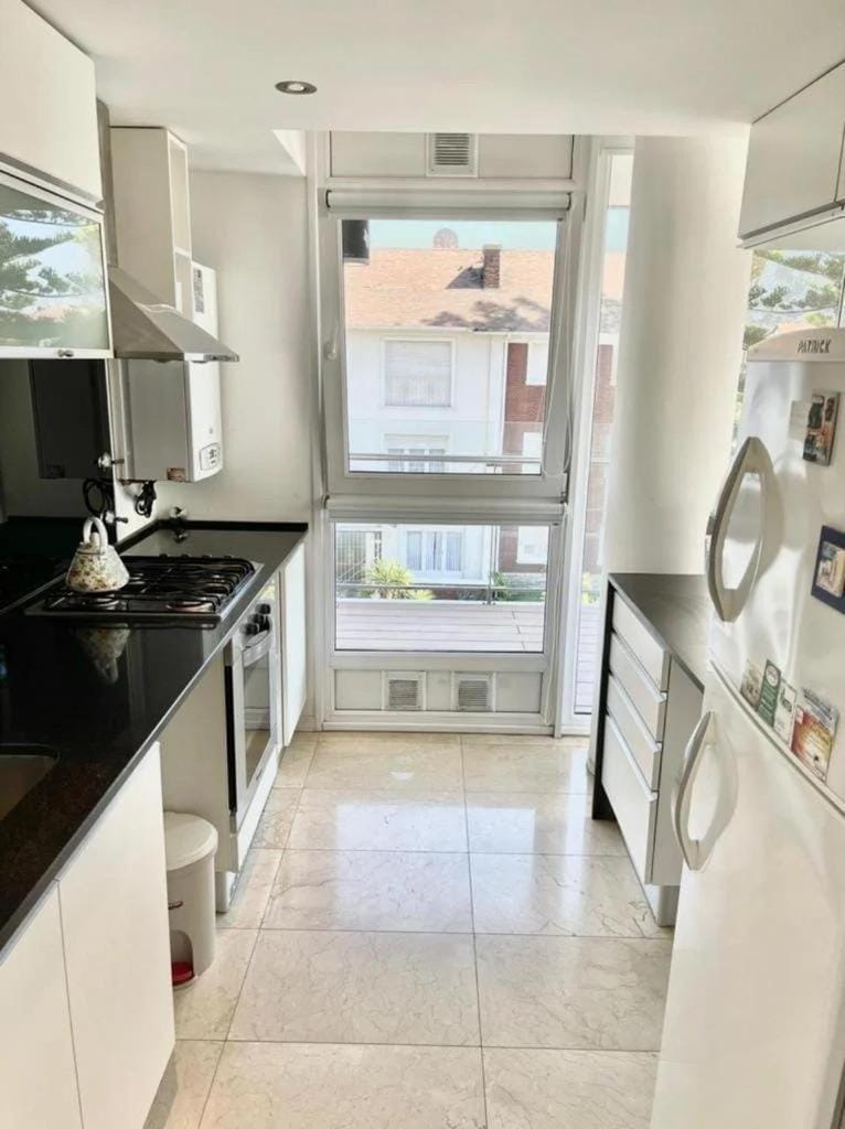 Kitchen or kitchenette, pet friendly, stove