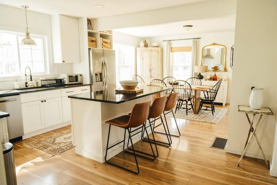 Cozy Cottage, Hot Tub, Fire Pit, 15min to Hudson and hiking House in Capital District, NY, USA