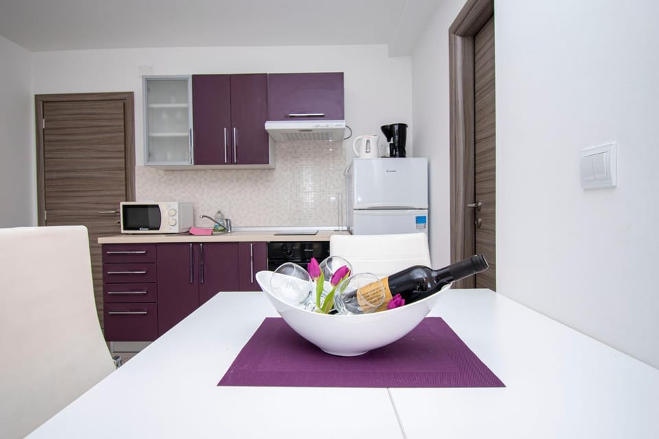 Kitchen or kitchenette, Dining area, minibar, pet friendly, stove