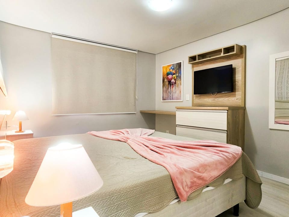 Bed, TV and multimedia, View (from property/room), Photo of the whole room, Bedroom