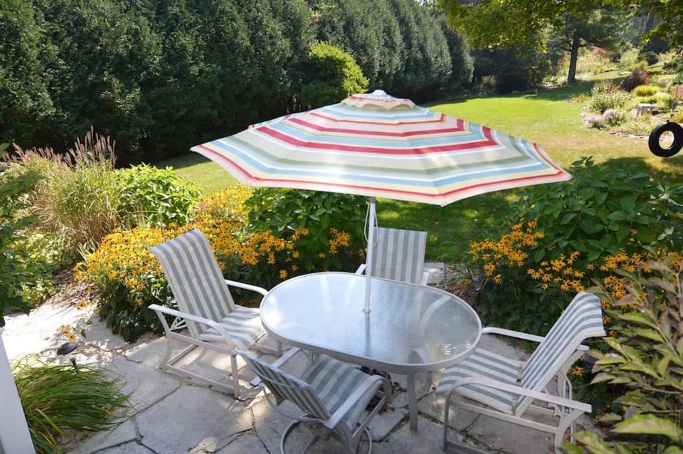 Carraig Mor Cottage - Beautiful House, Amazing Garden, Downtown Baileys Harbor House in Door County