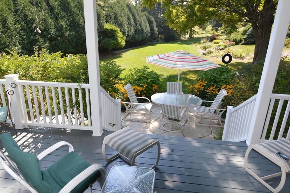 Carraig Mor Cottage - Beautiful House, Amazing Garden, Downtown Baileys Harbor House in Door County