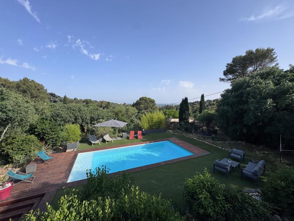 NIMES Villa au calme avec Jardin, Piscine et Terrain pétanque à 5 min du centre ville Villa in Nimes