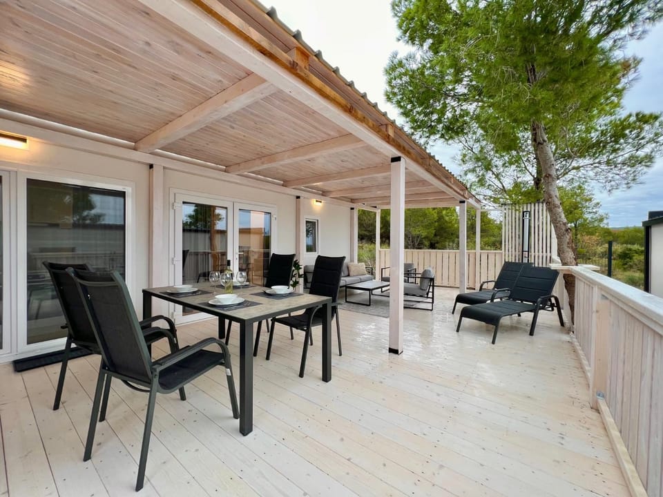 Casper, White wave House in Šibenik-Knin County, Croatia