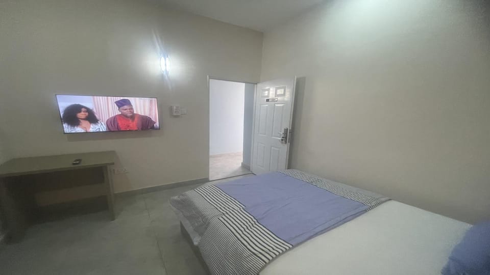 Bed, TV and multimedia, Photo of the whole room, Evening entertainment, Bedroom