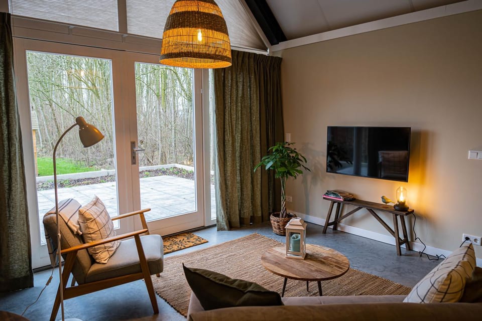 TV and multimedia, Living room, Seating area, Dining area, Evening entertainment