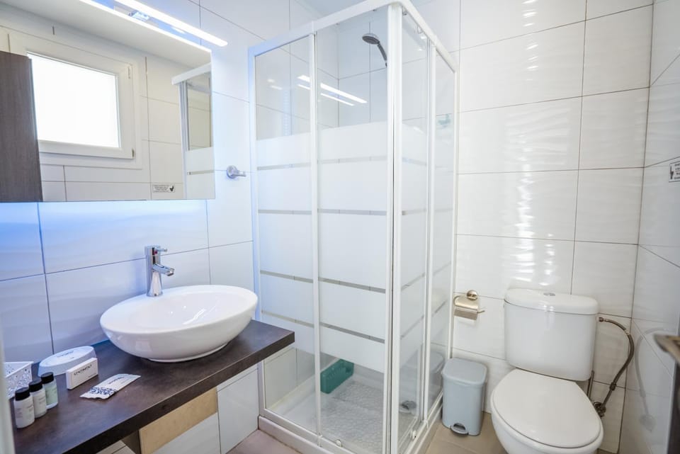 Shower, Toilet, Bathroom, towels