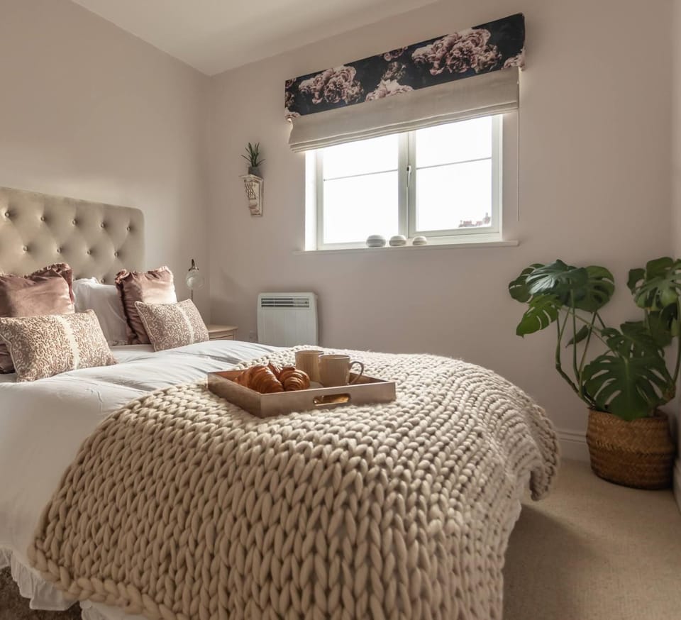 Chic, immaculate Warwick apartment sleeps 4,2 bathrooms, free private parking, easy walk to Warwick, canal-side pub on doorstep - perfect for family breaks, the races or work stays Apartment in Warwick