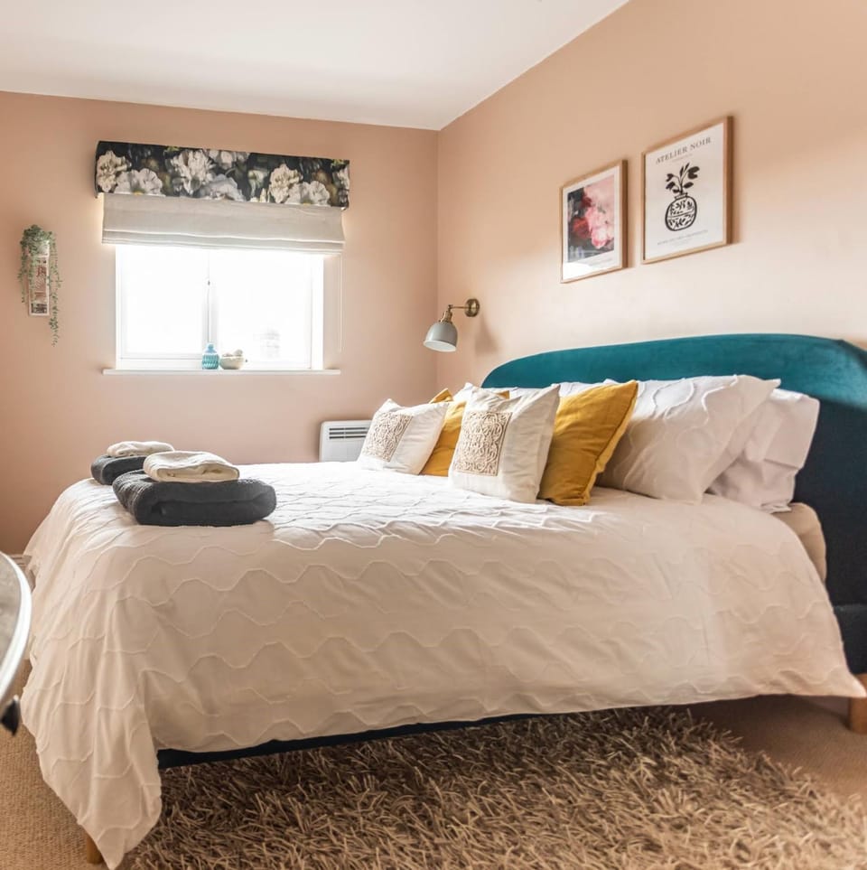 Chic, immaculate Warwick apartment sleeps 4,2 bathrooms, free private parking, easy walk to Warwick, canal-side pub on doorstep - perfect for family breaks, the races or work stays Apartment in Warwick